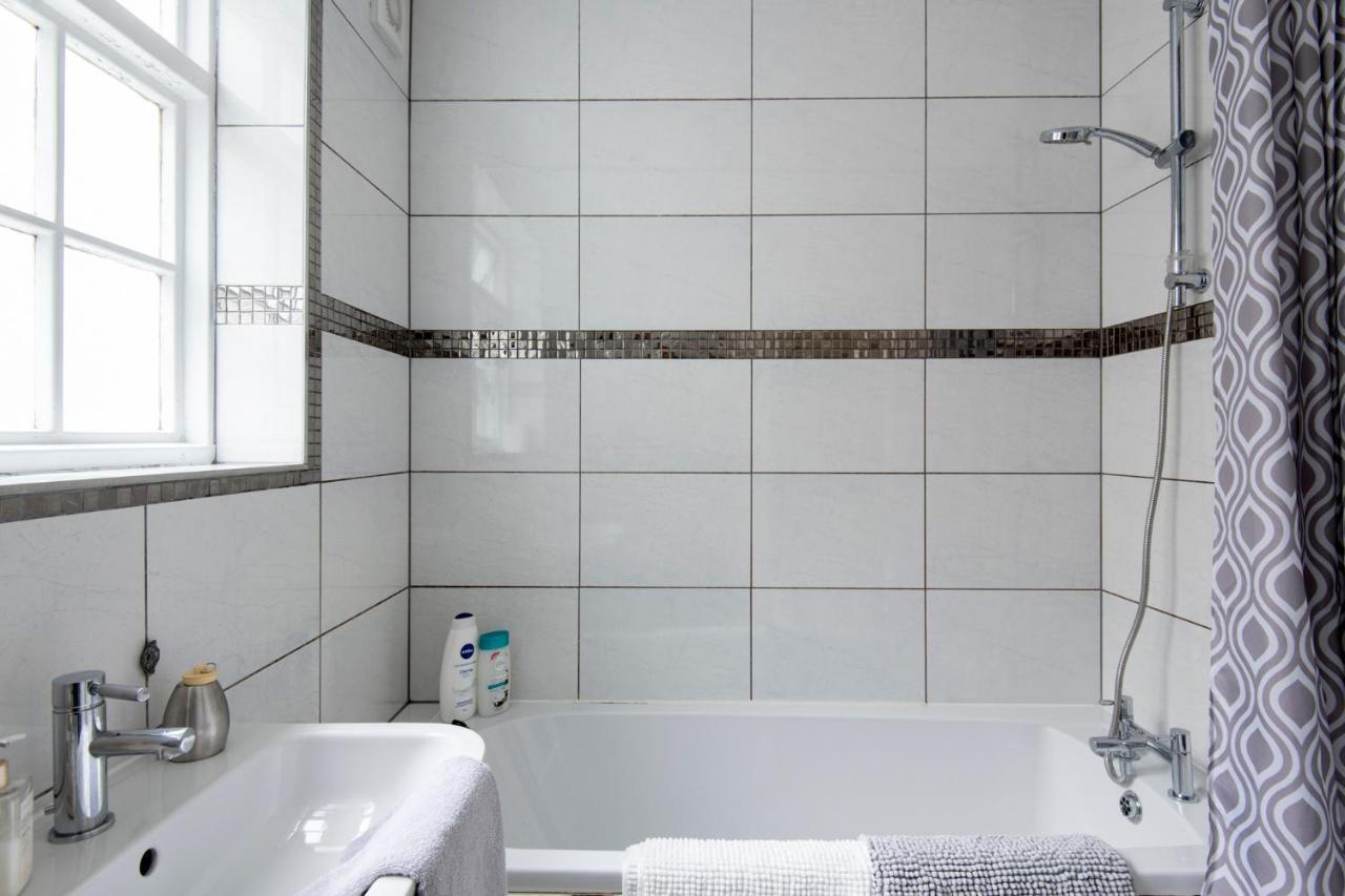 شقة Fantastic 3 Bed Brighton House- Sleeps 6- Superfast Wifi And Garage المظهر الخارجي الصورة